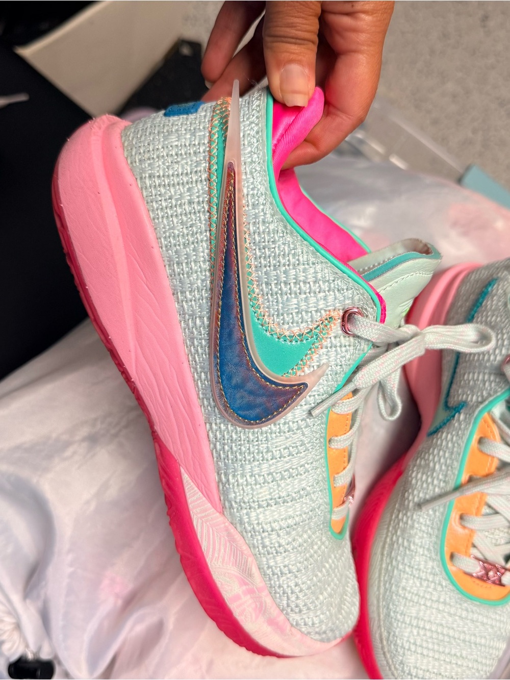 Nike LeBron James limited edition Mint Green & Hot Pink Knit Sneakers Sz8